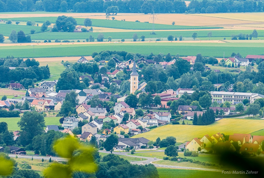Foto: Martin Zehrer - Kulmain mit Kirche vom Armesberg aus fotografiert. Auch die Schule ist zu erkennen... 