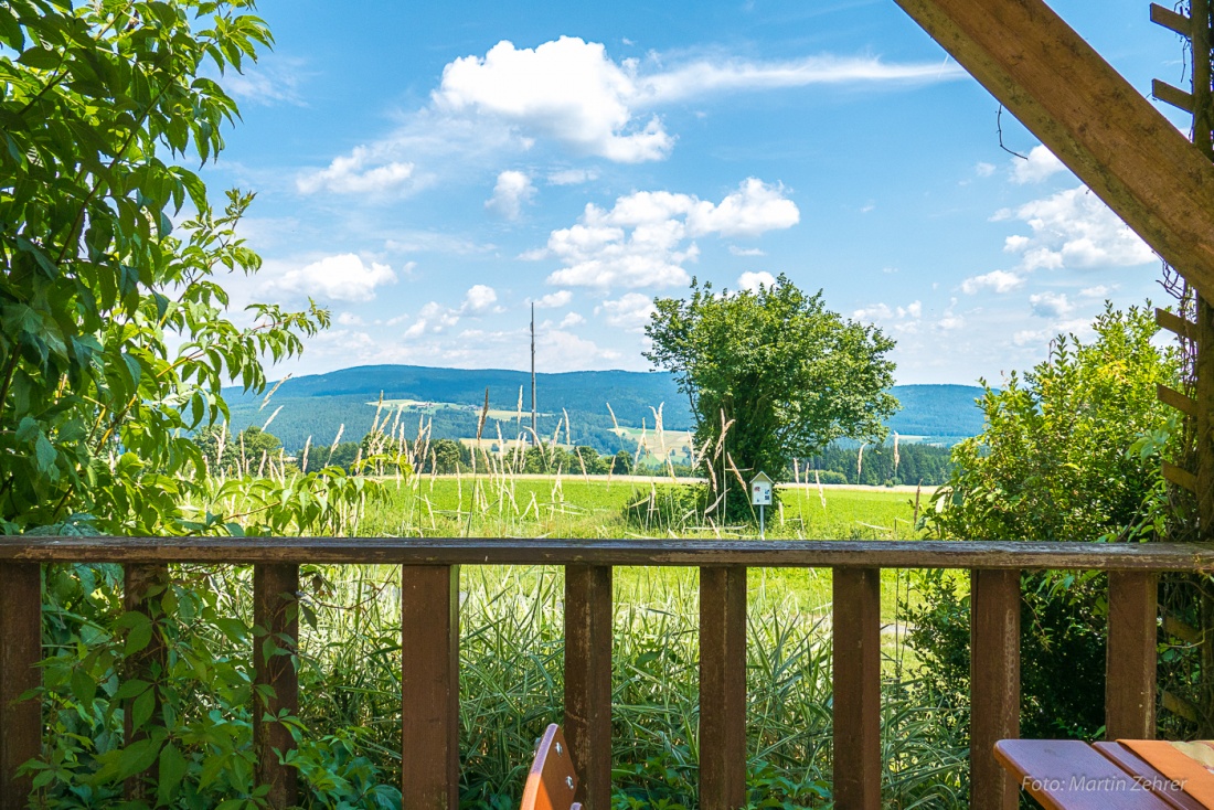 Foto: Martin Zehrer - Terasse Mesnerhaus: Der Blick vom Armesberg zum Steinwald rüber... und dann aufs Essen vor einem ;-) 