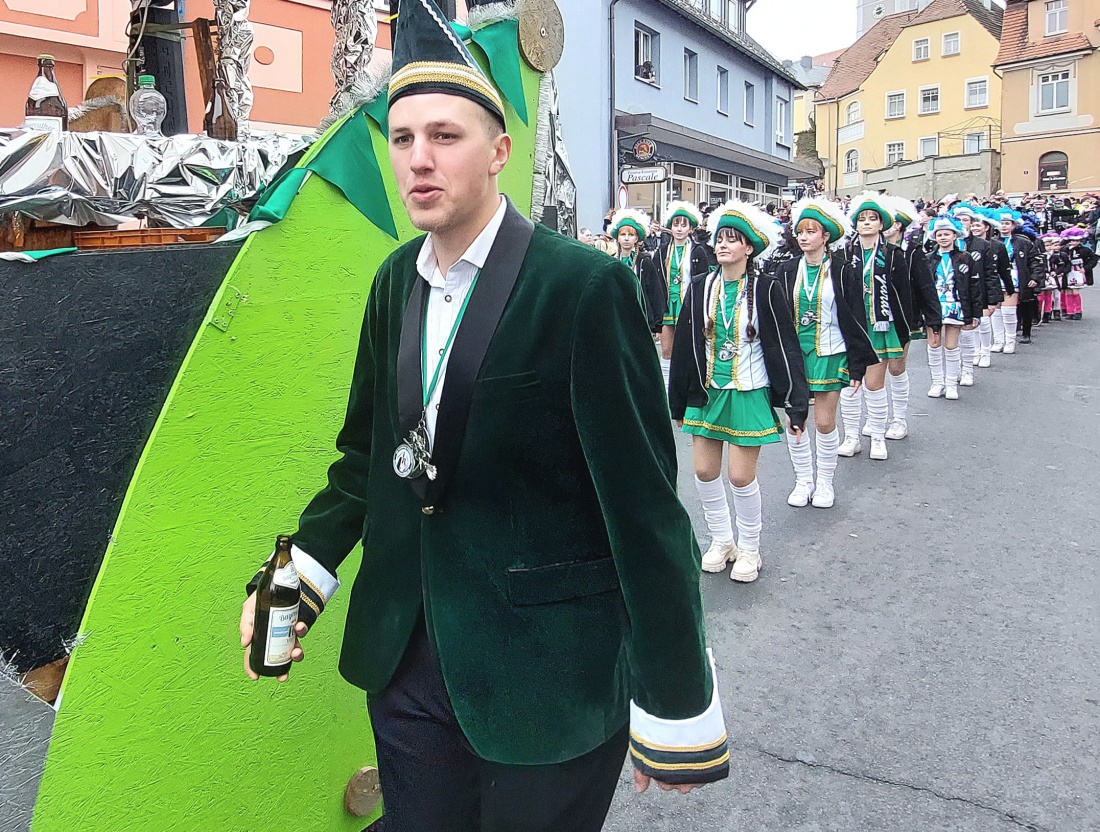 Faschingszug Pressath 2026 - Die Prinzengarde marschiert mit dem Gaudiwurm