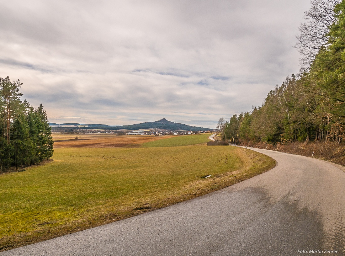 Foto: Martin Zehrer - Die Straße von Altköslarn nach Kastl, im Hintergrund der Rauhe Kulm...<br />
<br />
1. Frühlingsradtour am 11. März 2018<br />
<br />
Von Kemnath, Neusteinreuth, Schönreuth, Köglitz, Atzmann 