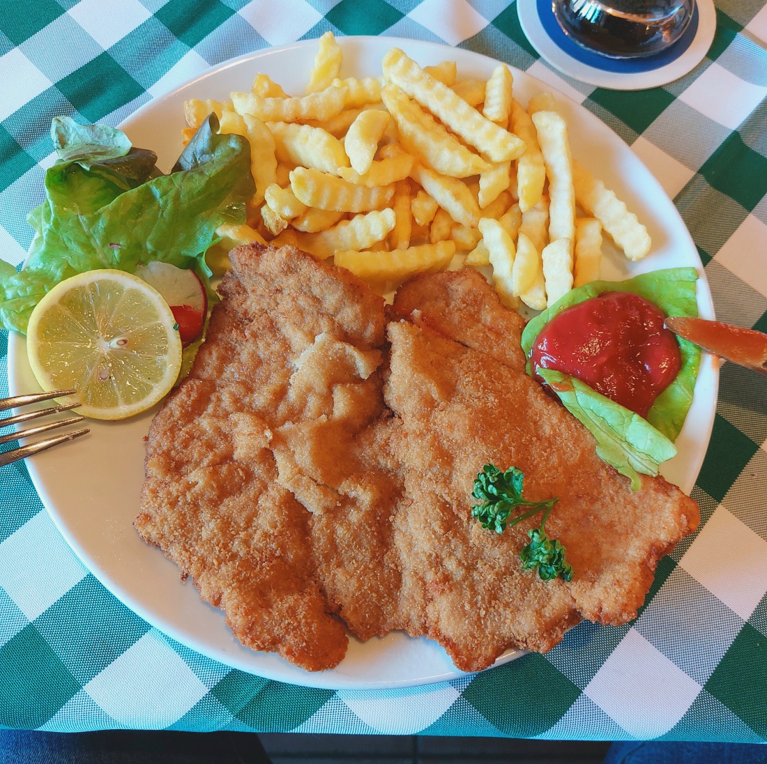 Foto: Martin Zehrer - Das ist ein kleines Schnitzel beim Schinderhannes in Rothenstadt bei Weiden.<br />
<br />
6,50 Euro kostet dieses leckere Essen... 