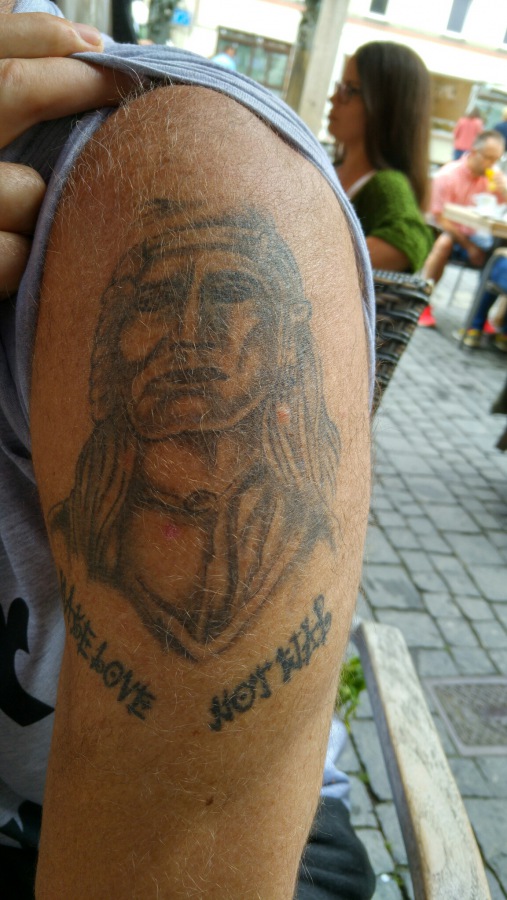 Foto: Martin Zehrer - Herbies Tattoo...<br />
Ein Indianer-Kopf und die Schrift<br />
Make Love, not War ;-) 