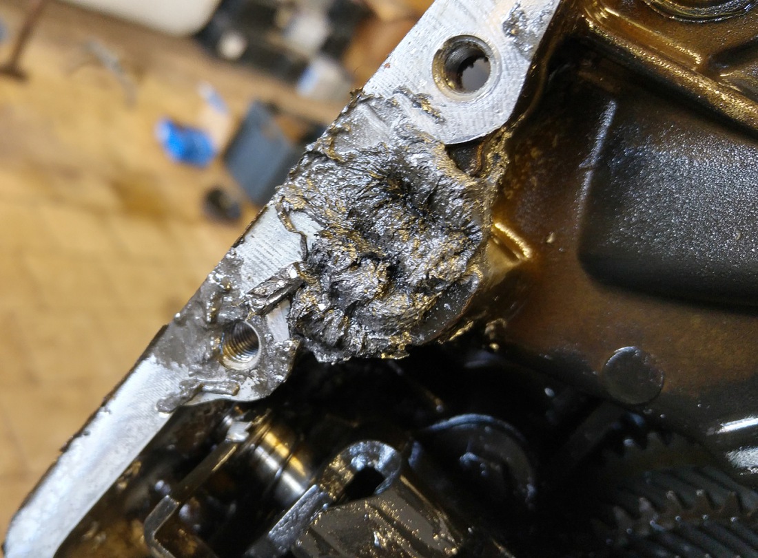 Foto: Martin Zehrer - Low-Cost-Getriebelager-Wochenende-Reparatur-Projekt ;-)<br />
<br />
Im Bild: Ein starker Magnet im Getriebe-Gehäuse soll Metallspäne aus dem Öl heraus ziehen - zum Teil klappt das 
