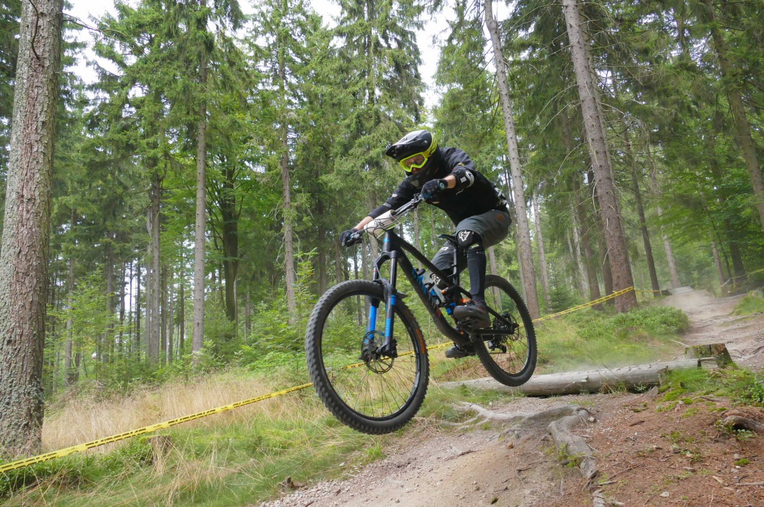 Foto: Martin Zehrer - Den Ochsenkopf hinunter rasen ;-)<br />
<br />
Heute ist Training und Startplatz-Rausfahren für morgen. Dieser Lauf zählt zur Enduro one Serie und wird auf der Downhillstrecke am O 