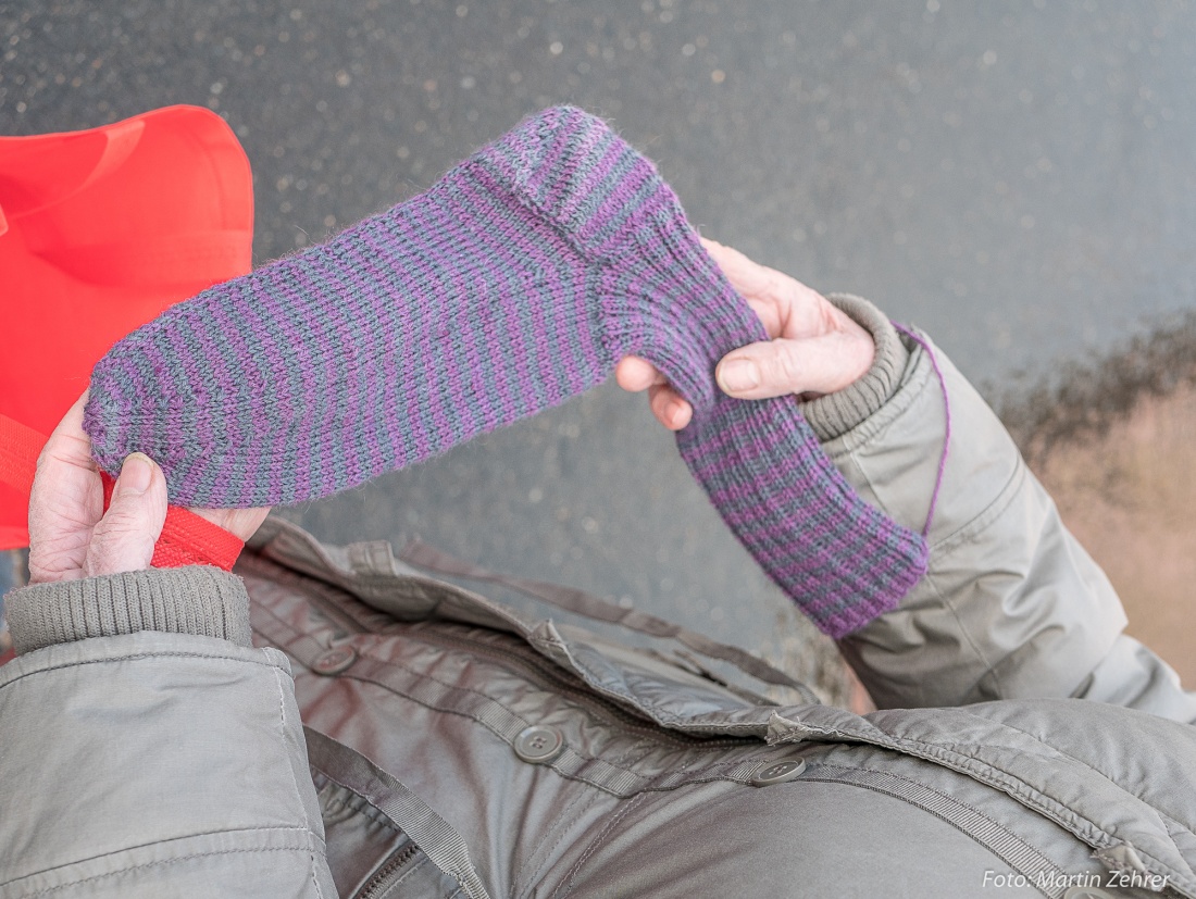 Foto: Martin Zehrer - Zufällig traf ich eine Einwohnerin von Neustadt am Kulm. <br />
Mitten am Stadtplatz zeigte sie mir diesen einen Socken, bestehend aus zwei Farben. Die Dame war gerade auf dem 