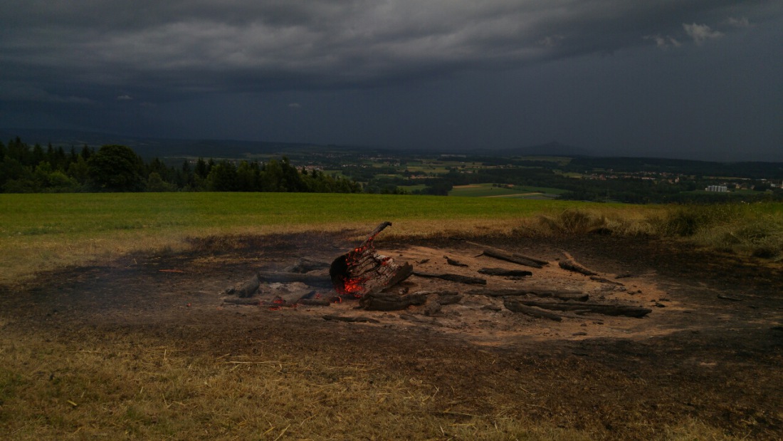 Foto: Martin Zehrer - 25. Juni 2016 - 21:00Uhr <br />
Ganz schön düster - Abgebranntes Johannisfeuer am Babilon, vom Rauhen Kulm her nähern sich die Regenwolken...<br />
Der Wetterbericht hat vor Blitzs 