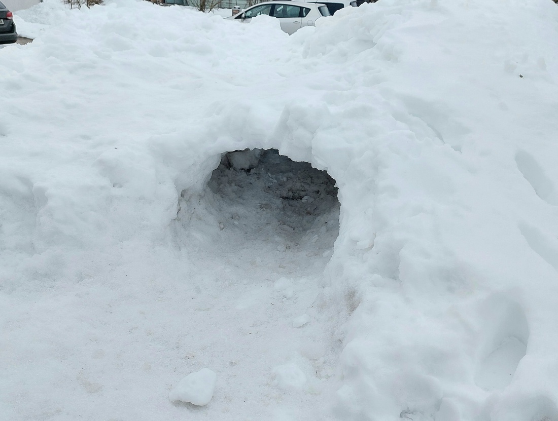 Eine Höhle in einem Schneehaufen.