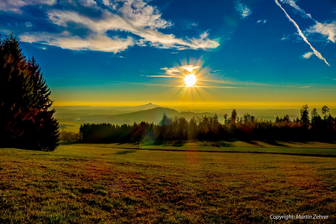 Foto: Martin Zehrer - Unglaublich... Der Blick von Godas ins Kemnather Land hinein. Im Hintergrund-Dunst sind der Anzenstein und der Rauhe Kulm zu sehen. Das Bild entstand am 2. November 2015  