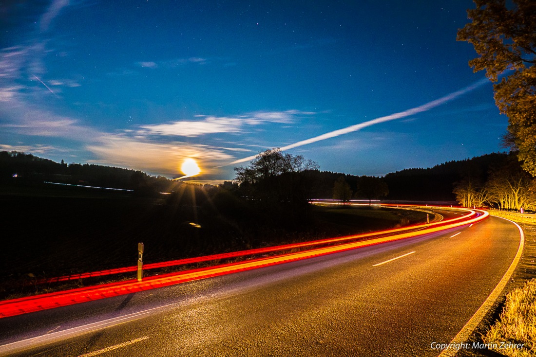 Foto: Martin Zehrer - Aus der Reihe: Wirre Super-Mond-Fotos ;-)<br />
<br />
Titel: Von links, rot - Richtung Super-Mond  