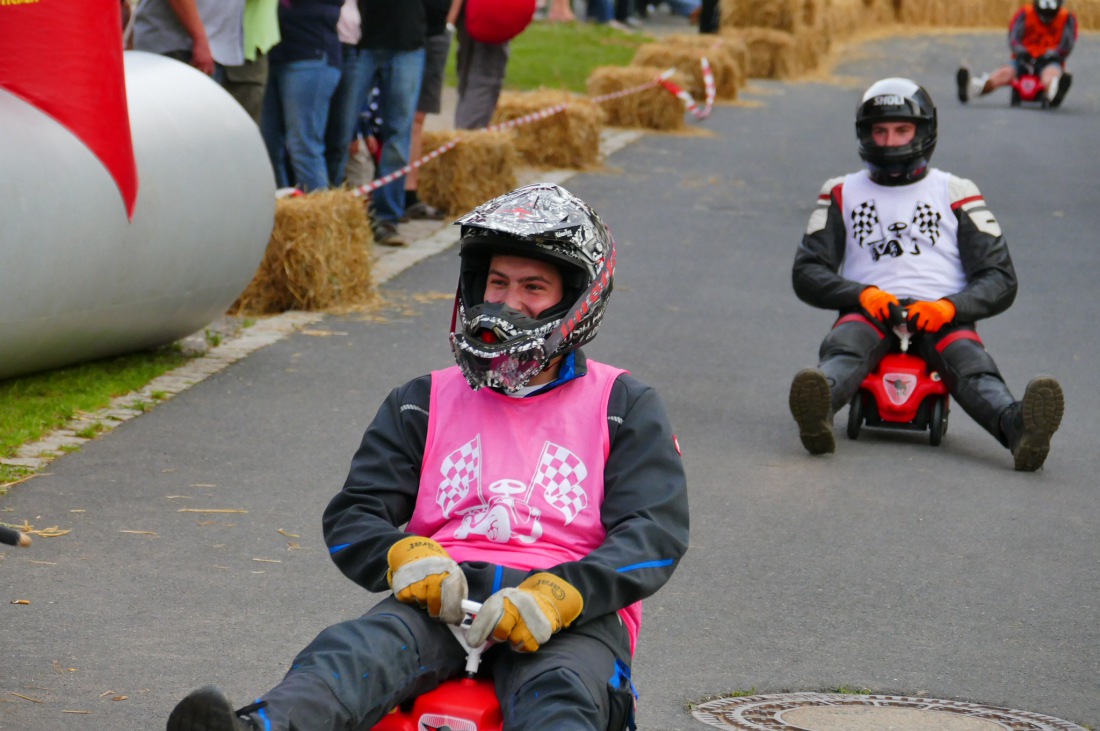 Foto: Martin Zehrer - Genial - Die legendären Bobbycar Meisterschaft in Preißach. <br />
"Den of Vice" veranstaltete heute das 3. Bobbycar-Rennen durch die Ortschaft Preißach. <br />
Zig Starter rasten  