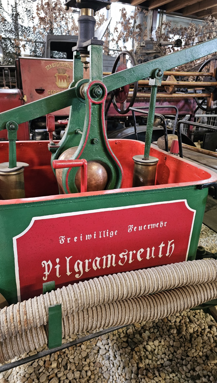 Eine historische Feuerwehr-Spritze aus Pilgramsreuth, gesehen im Militärmuseum Stammheim.