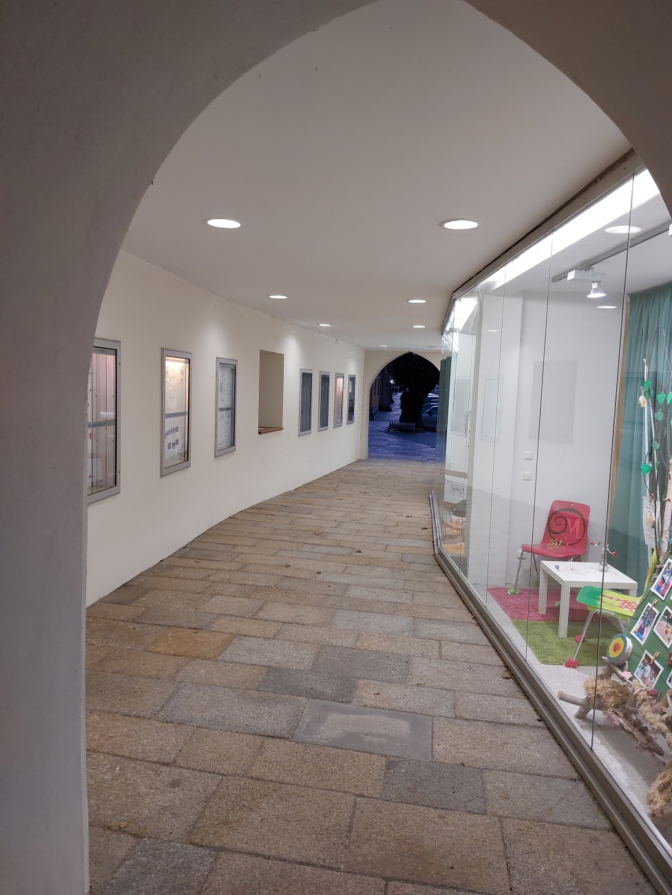 Foto: Martin Zehrer - Das Bild zeigt den eleganten Turmdurchgang in Kemnath, der durch seine geschwungene Form und das moderne Design besticht. <br />
Der Durchgang ist hell erleuchtet, was eine ei 