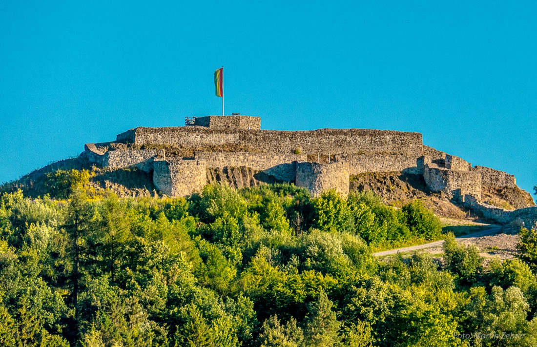 Foto: Martin Zehrer - Der Schlossberg bei Waldeck mit seiner Ruine. Bald wird dort oben eine neue Glocke läuten. 