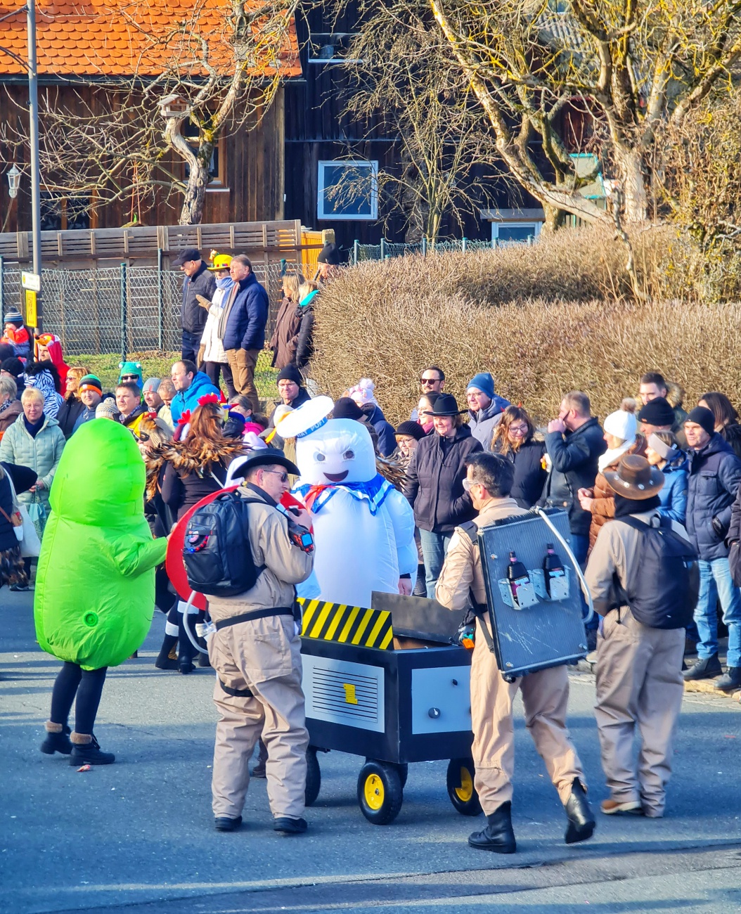 Kaiserwetter beim legendären Faschingszug in Waldeck. Die Hauptstraße ist gesäumt von vielen fröhlichen Menschen, die alle die wunderbaren Kostüme und Umzugswagen der verschiedenen Vereine und Gruppen bewundern. 