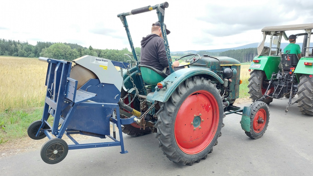 Foto: Martin Zehrer - Mit angebauter Kreissäge am Oldtimer-Bulldog zum Bulldog-Treffen der FFW Oberwappenöst  