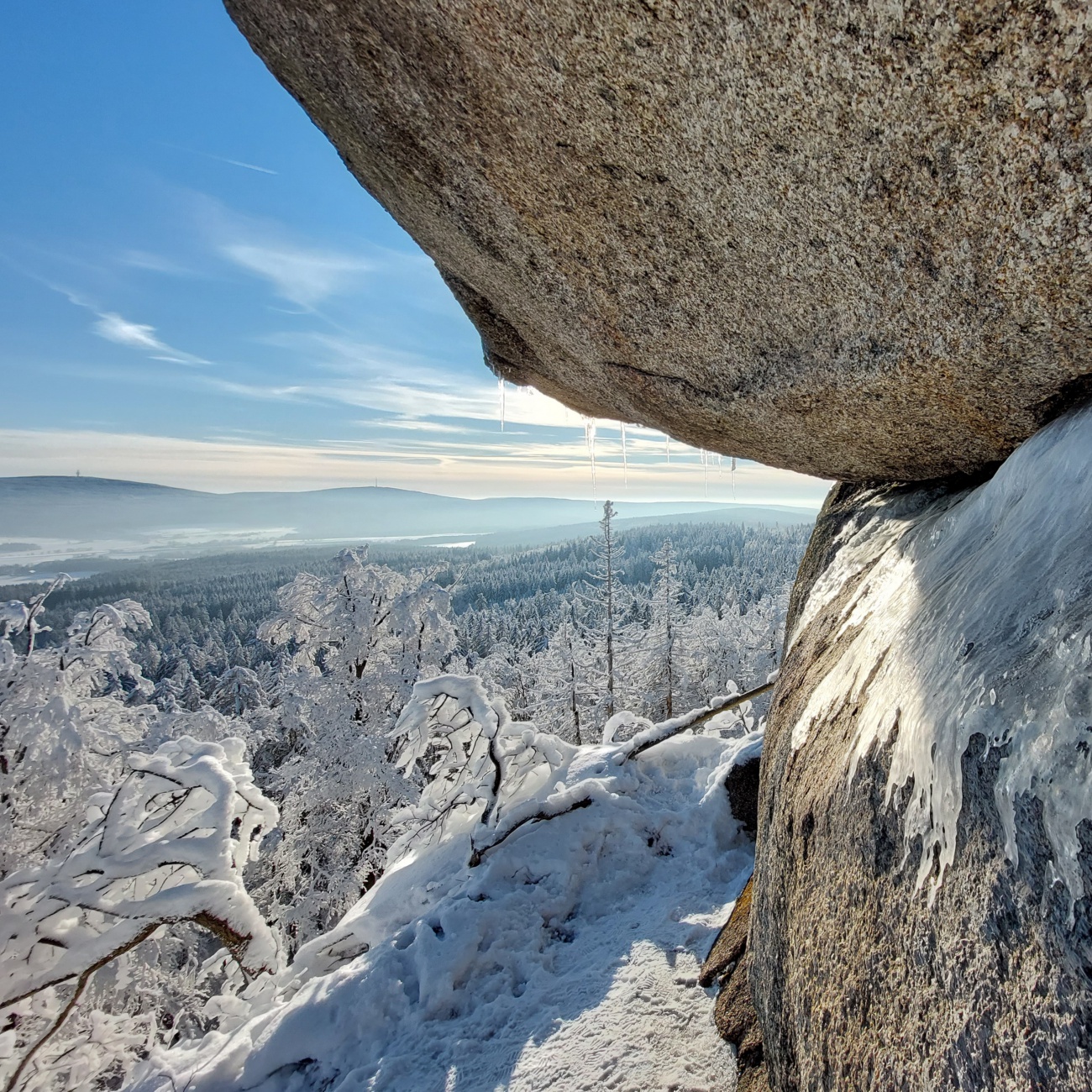 Foto: Martin Zehrer - Wunderschöne Winterzeit am 13. Dezember 2022, am Waldstein.<br />
<br />
Es war ein extrem sonniger, klarer Tag am Waldstein im Fichtelgebirge.<br />
Die Temperatur ging von Früh -16 Gr 