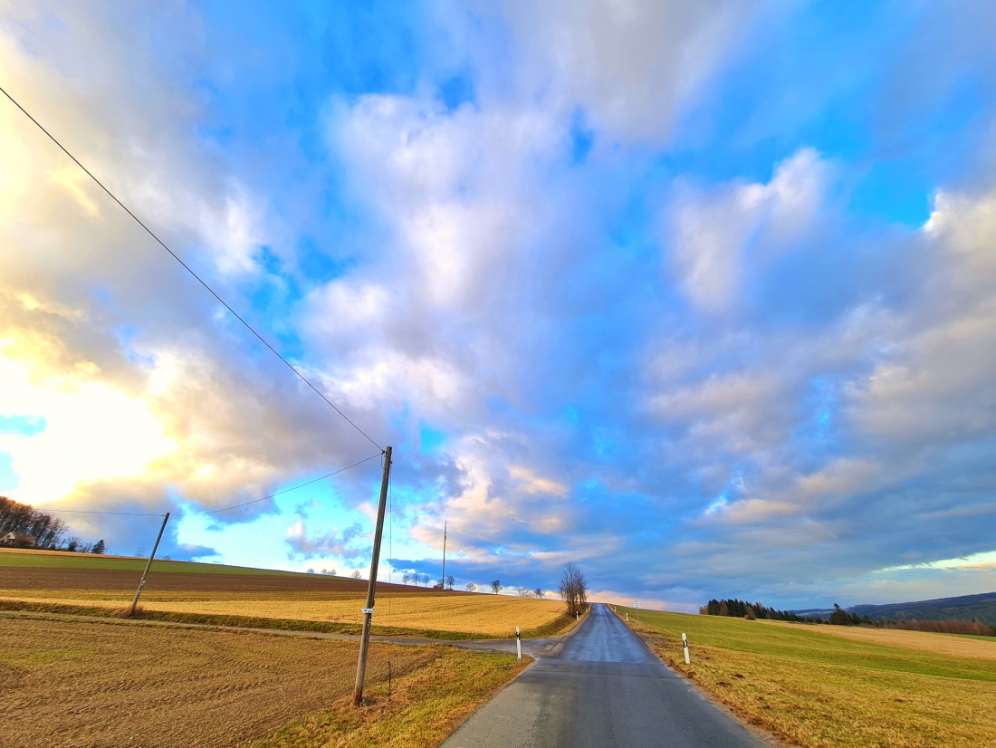 Foto: Jennifer Müller - Heute genossen wir bei einem Spaziergang zwischen Godas und dem Armesberg die tolle Aussicht und wurden obendrein mit einem spektakulären Sonnenuntergang belohnt.  