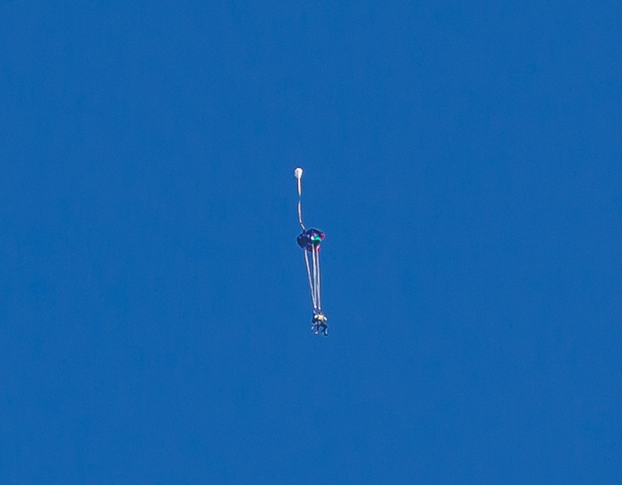 Foto: Martin Zehrer - Falschirmspringen in Speichersdorf. Wer selbst nicht die Lizenz zum Springen hat, kann sich zusammen mit einem erfahrenen Fallschirmspringer in Form eines Tandem-Sprungs  