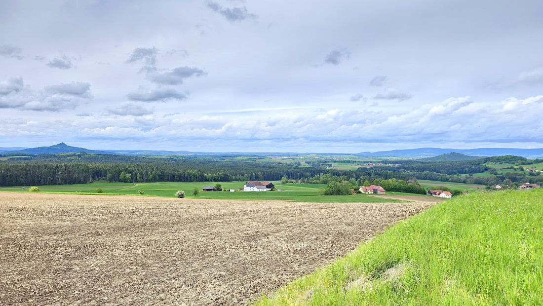 Was für eine Aussicht! Der Blick vom Kusch bei Atzmannsberg ins Land Richtung Rauher Kulm.