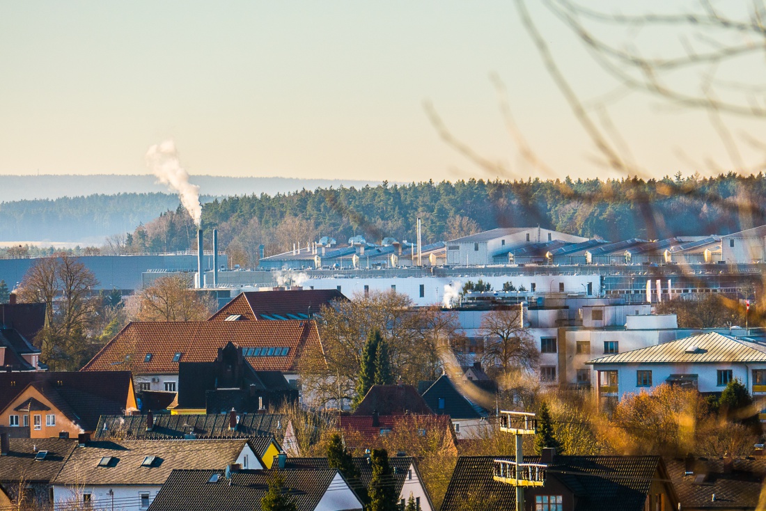Foto: Martin Zehrer - &Uuml;ber den D&auml;chern von Kemnath...<br />
Wenn man genau hinguckt, erkennt man die riesigen Kamine der Hackschnitzel-Heizung des Unternehmens Siemens. 