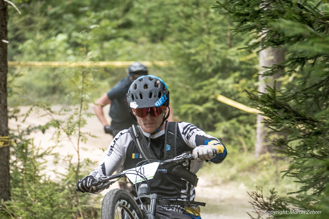 Foto: Martin Zehrer - The full-speed-downhill-crazy-horse-wheely-man !!!<br />
<br />
Er machte die Abfahrt mit voller Geschwindigkeit auf dem Hinterrad - Was für ein verrückter Biker!!! - Unglaubliches 