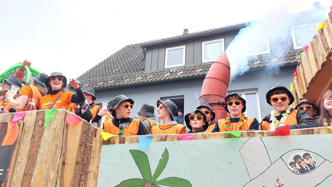 Das Bild zeigt den Faschingsumzug in Pressath 2026 mit ausgelassener Stimmung und vielen feiernden Menschen.
Auf einem festlich geschmückten Wagen feiern junge Leute bei Musik und guter Laune.
Zahlreiche Besucher in bunten Kostümen säumen die Straßen und genießen das Spektakel.
Seifenblasen, Farben und fröhliche Gesichter prägen das lebendige Bild des Faschings.
Der Fasching in Pressath verbindet Gemeinschaft, Tradition und pure Lebensfreude.