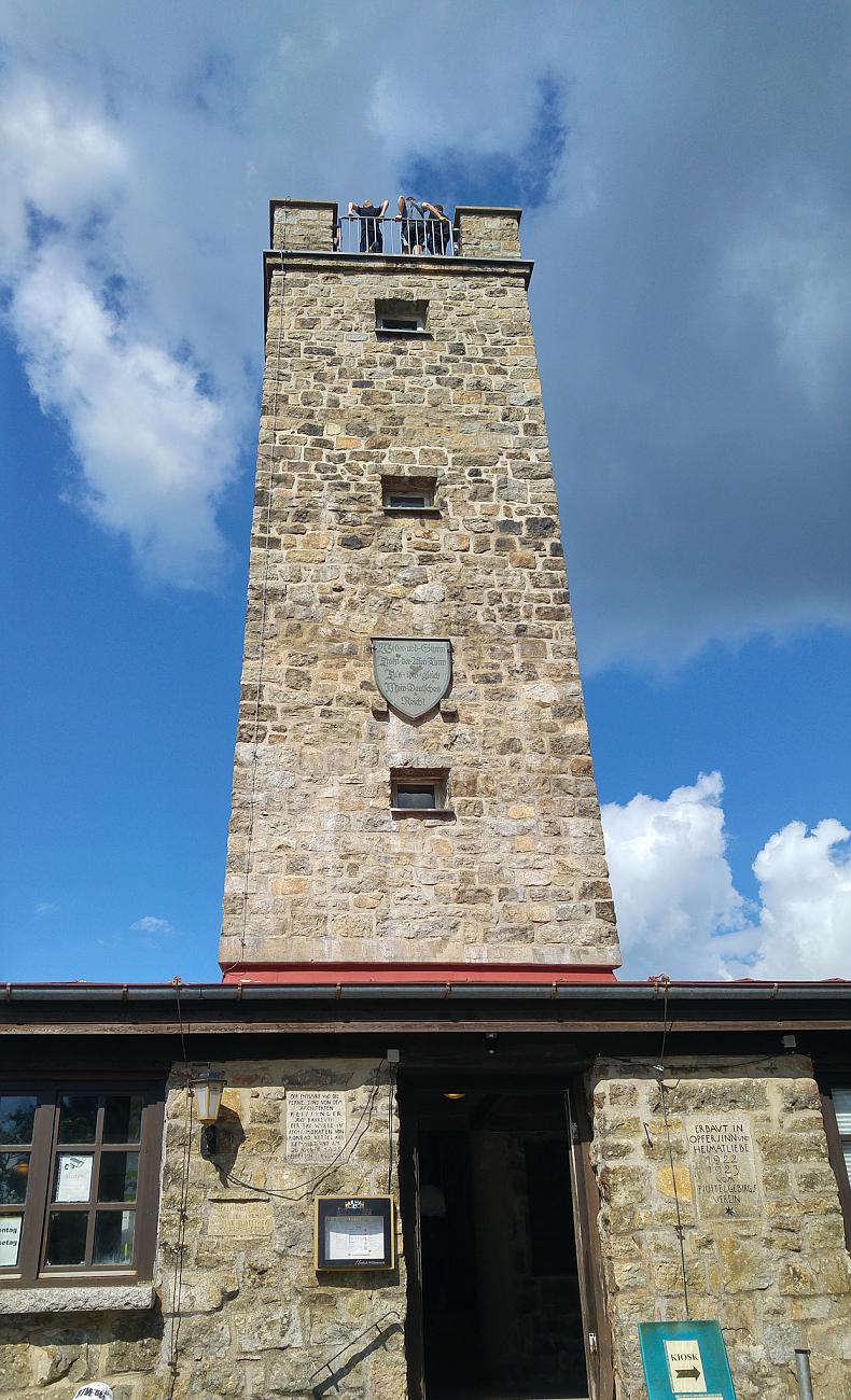 Foto: Martin Zehrer - Der Asenturm auf dem Ochsenkopf... Eine Wendeltreppe aus Stein führt hoch zur Aussichtsplattform.<br />
Gleich unterhalb des Turms befindet sich die Gaststätte des Ochsenkopfe 