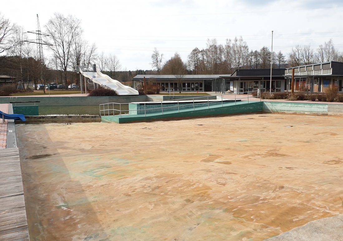 Foto: Martin Zehrer - Neues Südsee-feeling...<br />
<br />
Der gesamte Sand im f o r d e r n Becken des Naturerlebnis-Bads Immenreuth wird für ein neues Bedeerlebnis erneuert.<br />
<br />
Bild mit freundlicher G 