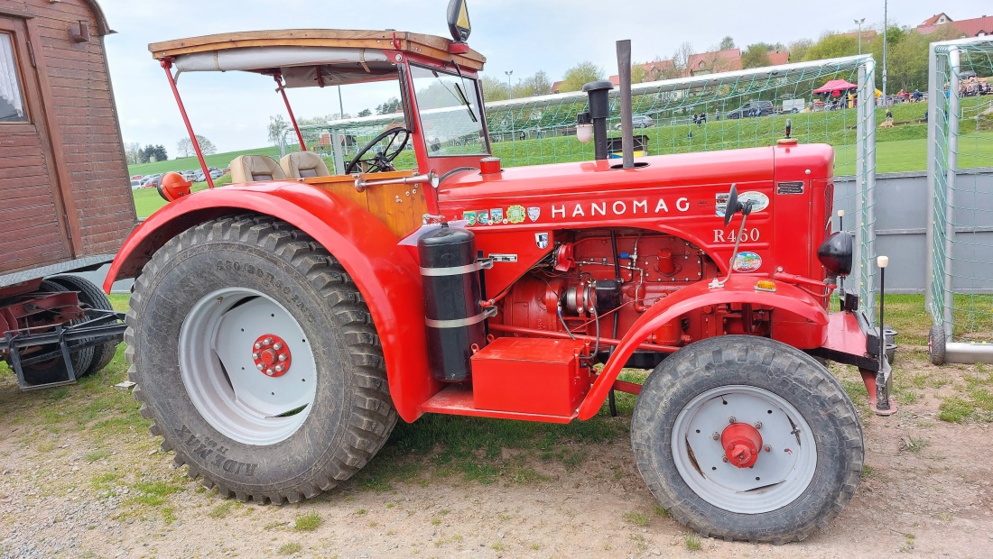 Foto: Martin Zehrer - Ein Hanomag R460 gleich mit Eigenheim hinten drann...<br />
<br />
Bulldogtreffen in Kirchenpingarten am 7. Mai 2023.<br />
Über 300 Bulldog waren da, die Zuschauer genossen dieses best 