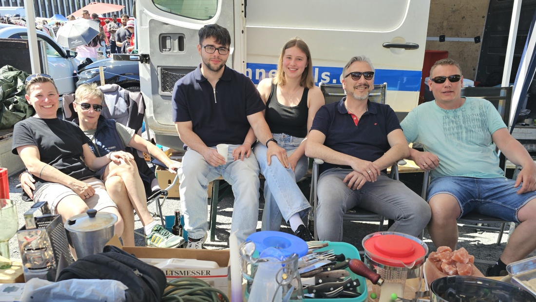 Am 2. Mai 2026 wurde der Festplatz in Bayreuth zum Treffpunkt für alle Flohmarkt-Fans. Beim großen Frühjahrsflohmarkt präsentierten zahlreiche Aussteller mit viel Freude ihre Waren ... von liebevoll arrangierten Trödelstücken bis hin zu echten Raritäten.
Die entspannte Atmosphäre, das bunte Treiben und die vielen persönlichen Begegnungen machten den Tag zu einem besonderen Erlebnis. Besucher konnten nicht nur stöbern und handeln, sondern auch die Begeisterung der Verkäufer spüren, die mit Herzblut ihre Schätze anboten.