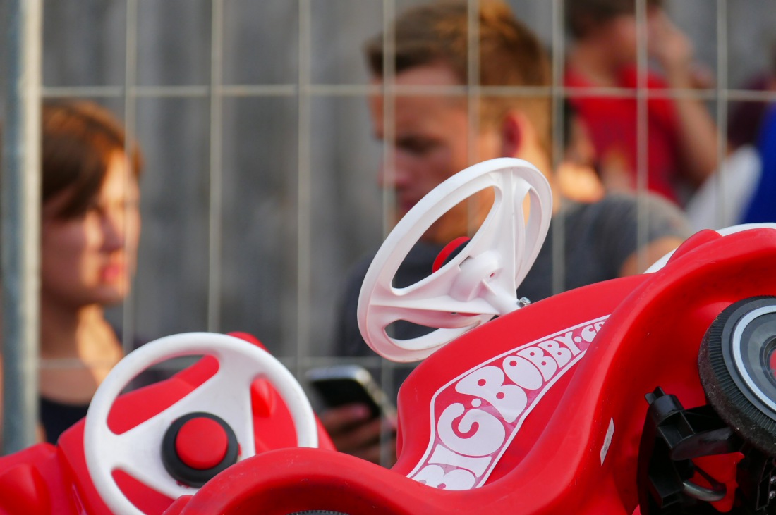 Foto: Martin Zehrer - Genial - Die legendären Bobbycar Meisterschaft in Preißach. <br />
"Den of Vice" veranstaltete heute das 3. Bobbycar-Rennen durch die Ortschaft Preißach. <br />
Zig Starter rasten  