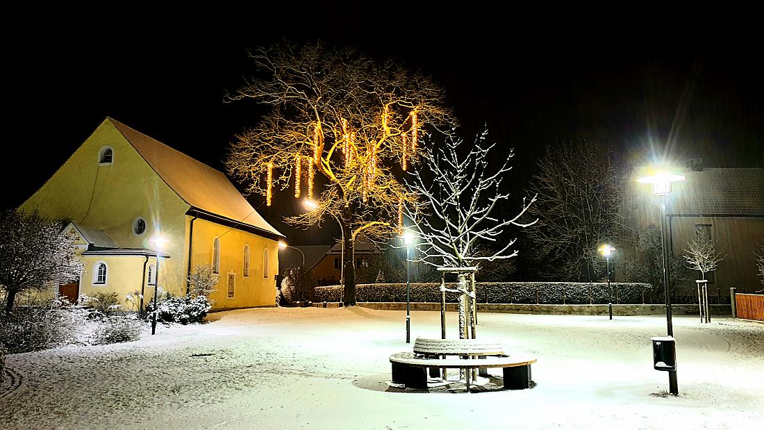 Foto: Martin Zehrer - Es schneit... Winter-Landschaft am Gesellenhaus in Kemnath... :-) 