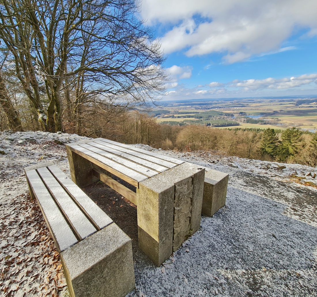 Foto: Jennifer Müller - Unser Spaziergang am 20.03.2021 führte uns bei ca. -4 Grad und recht frischem Wind hinauf zum Armesberg. Kurz unter der Kirche am Gipfel kann man rasten und den traumhaft 