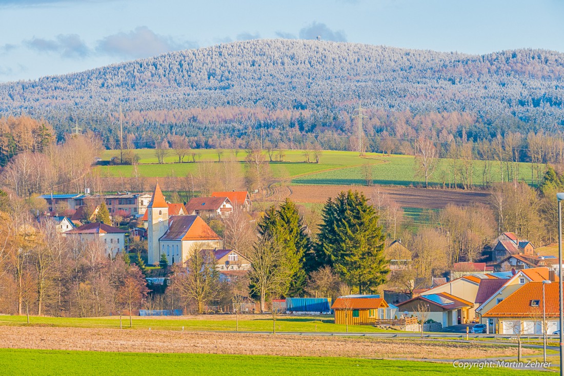 Foto: Martin Zehrer - Oben weiß und unten schon frühlings-grün ;-) Was so ein paar Höhenmeter zum Steinwald ausmachen!<br />
<br />
Im Vordergrund die Ortschaft Pullenreuth... 