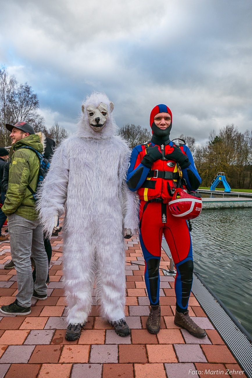 Foto: Martin Zehrer - Eisbär und Rettungsschwimmer der kemnather Wasserwacht. Getroffen beim Neujahrsschwimmen im Naturerlebnisbad in Immenreuth am 1. Januar 2018. 