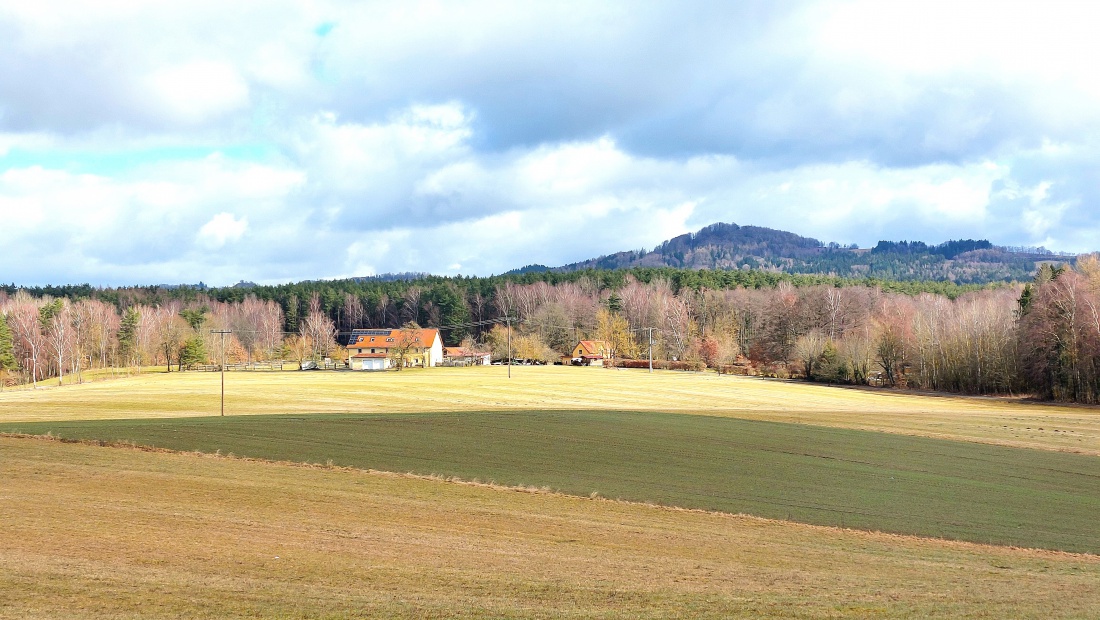 Frühlings-Land! Am Horizont der Armesberg...

Am 24. Februar 2026 war das Wetter bei Kemnath sehr frühlingshaft.
Die Temperatur lag so ca. bei +14 Grad, die Vögel pfiffen um die Wette und es lag der Duft von frisch aufgetauter Erde in der Luft.
Die Wolken wetteiferten mit der Sonne um die Vorherrschaft. 