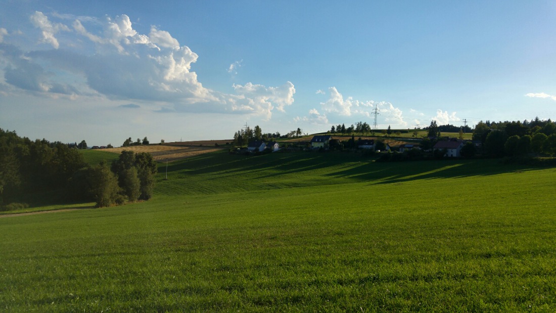 Foto: Martin Zehrer - Fahrradtour:<br />
<br />
Ölbrunn mit langen Schatten. In Ölbrunn gibt es die Gaststätte ZUR SCHÖNEN AUSSICHT  