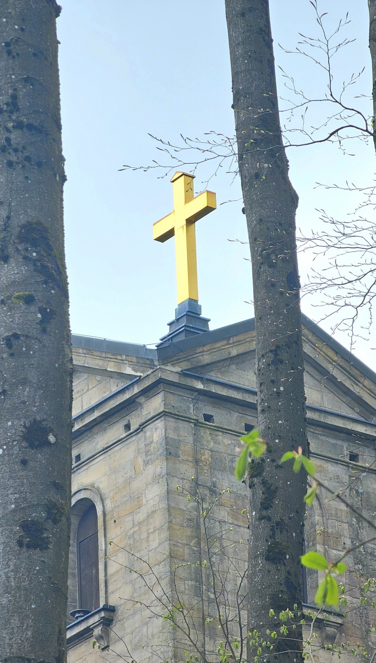 Das Kreuz auf der Armesberg-Kirche..
