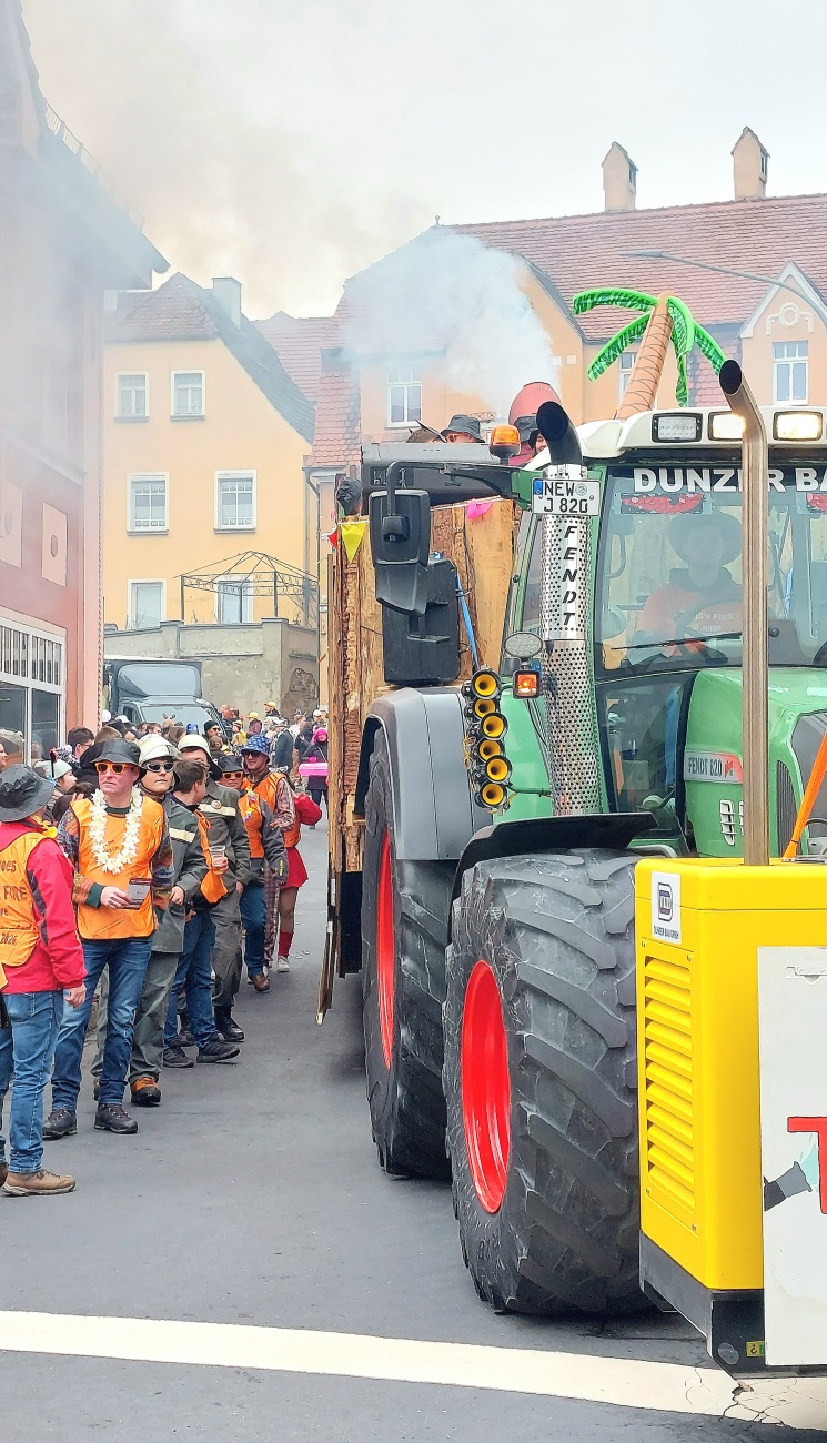 Unterwegs mit dem Fendt von Dunzer Bau aus Eschenbach...

Faschingszug Pressath 2026