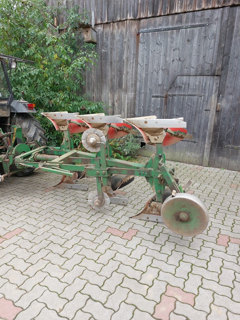 Foto: Martin Zehrer - Das abgebildete Gerät ist ein Pflug, der für landwirtschaftliche Zwecke konzipiert ist. Er verfügt über mehrere Pflugkörper, die dazu dienen, den Boden effektiv umzugrabe 