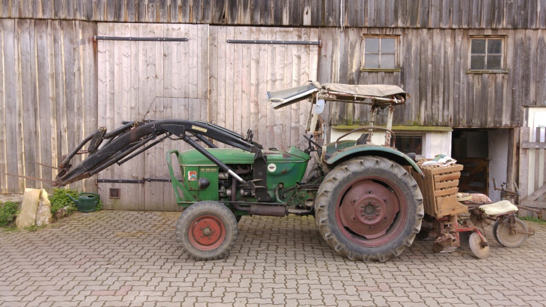 Foto: Martin Zehrer - Ein Deutz Bulldog (Traktor) mit einer angebauten, halbautomatischen, Kartoffel-Legemaschine... <br />
<br />
 