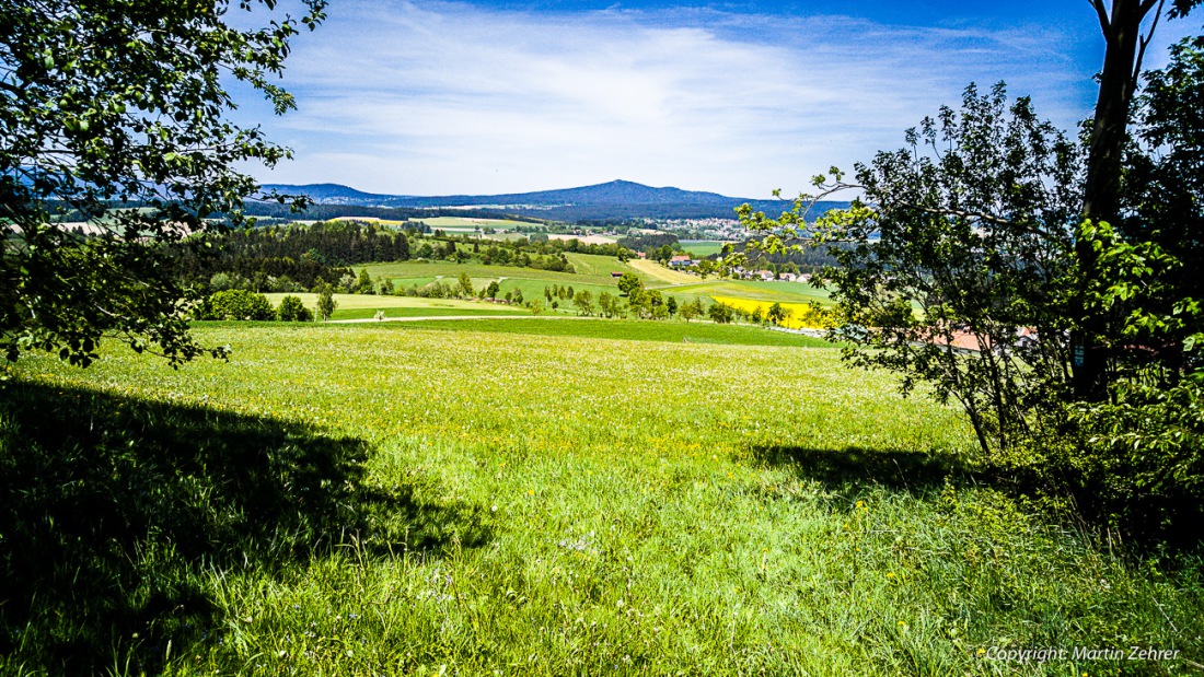 Foto: Martin Zehrer - Himmlische Aussichten - Seitlich vom Armesberg runter fahren? Mit dem Fahrrad kein Problem...<br />
<br />
Abkürzung: Ein Feldweg kurz vor Hermannsreuth...<br />
<br />
Gigantische Radtour a 