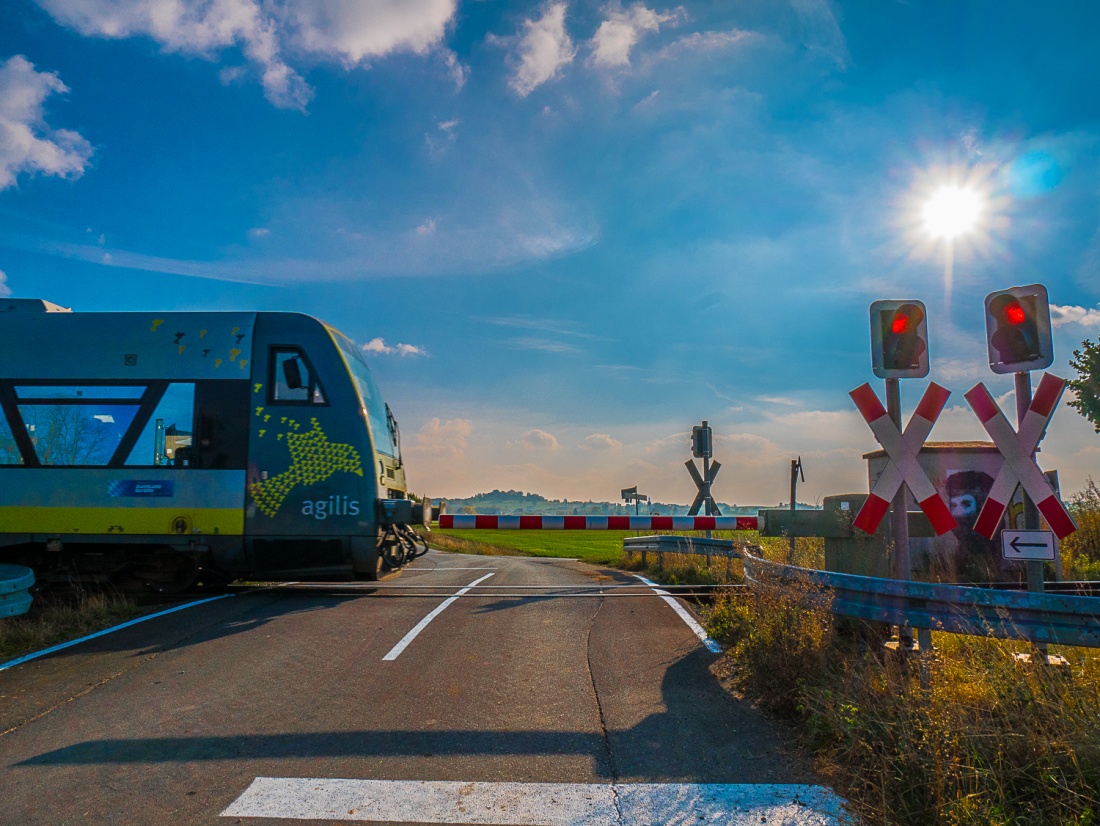 Foto: Martin Zehrer - Sekunden-Aufnahme... Der Bahnübergang bei Guttenthau, kurz vorher ging die Schranke nieder.<br />
<br />
Herbst-Motorradtour am 21. Oktober 2018 