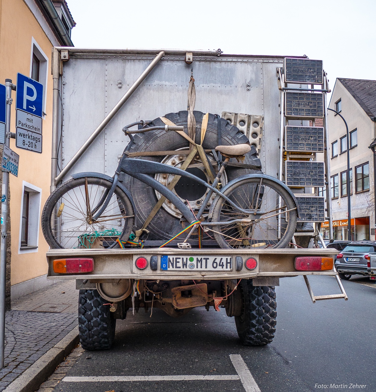 Foto: Martin Zehrer - Gerade aus Marokko zurück. Ein Magirus-Wohnmobil mit luftgekühltem V6-Dieselmotor. Die Leistung beträgt gut über 170PS, das Getriebe unsynchronisiert. Mike, der Besitzer  