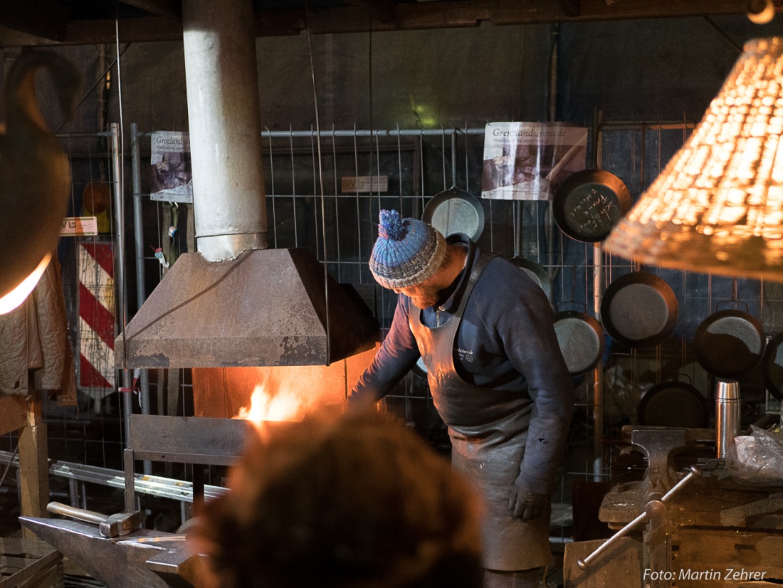 Foto: Martin Zehrer - Das Eisen im Feuer... Eine Schmiede beim Candle-Light-Shopping 2017 in Kemnath 