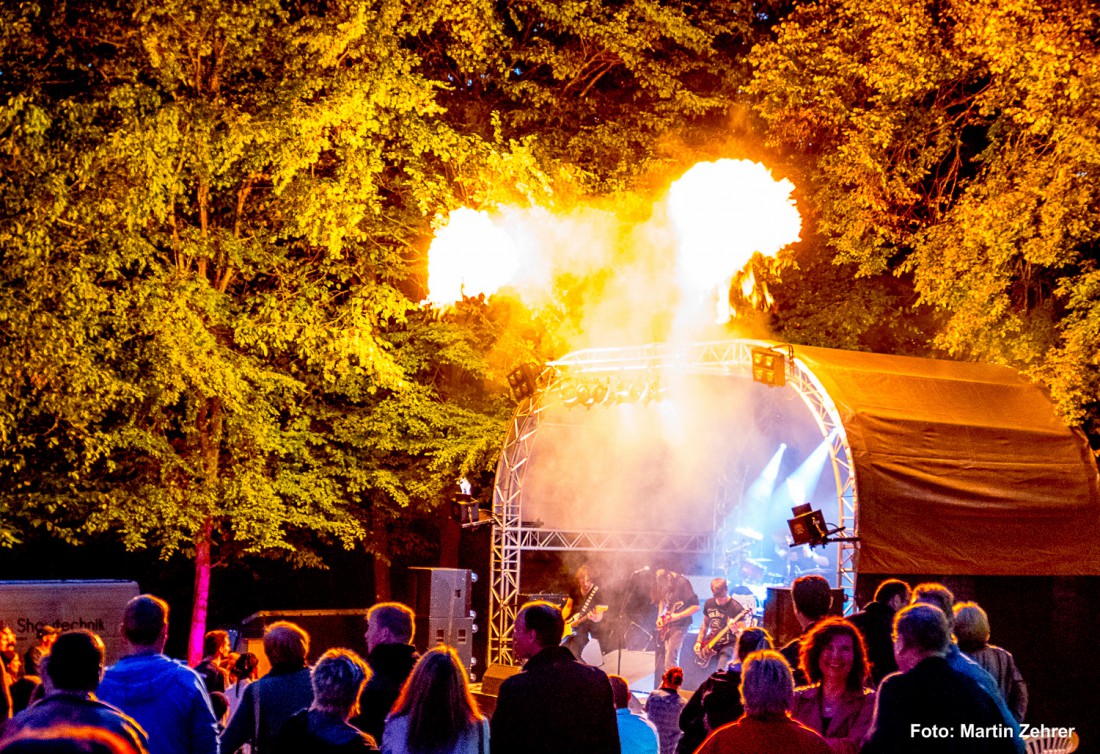 Foto: Martin Zehrer - Heisse Bühnenshow auf dem Mondsichelfest in Wunsiedel. Die Bühne brennt!!! 