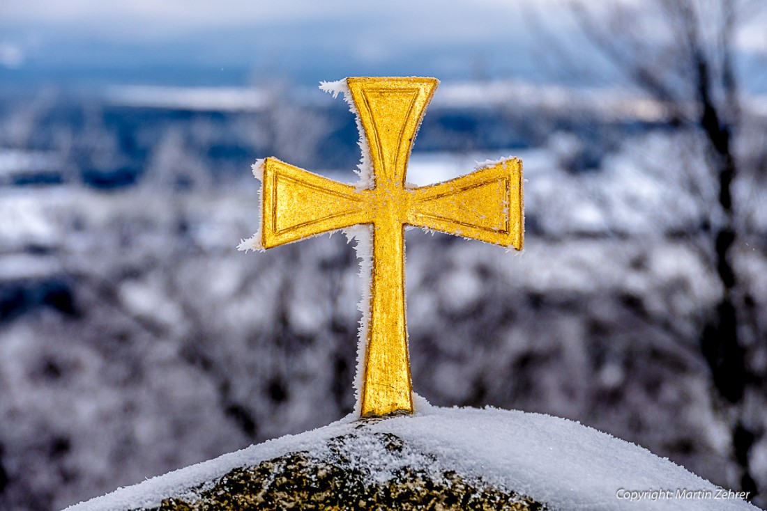 Foto: Martin Zehrer - Kleines Kreuz auf Kreuzweg-Marterl im Winter 