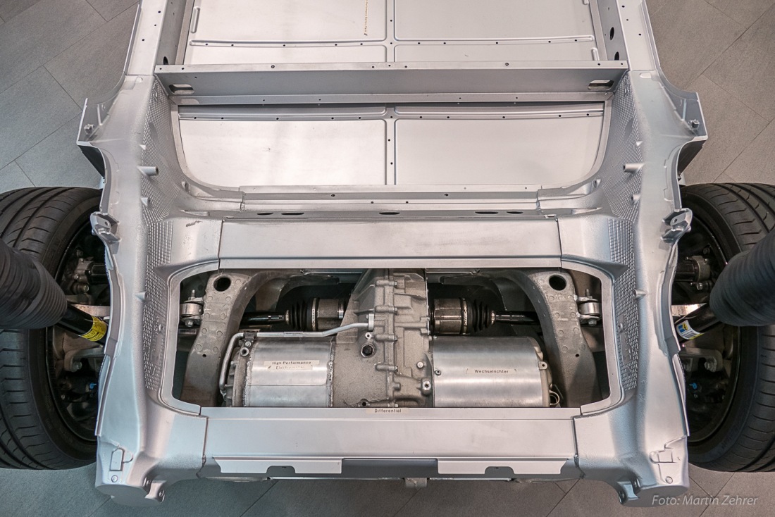 Foto: Martin Zehrer - Technik: TESLA-Elektrofahrzeug detailliert <br />
<br />
Die Hinterachse des Teslas. Sieht aus, als ob er zwei Elektromotoren an der Hinterachse hätte, das täuscht aber.<br />
Das Runde 