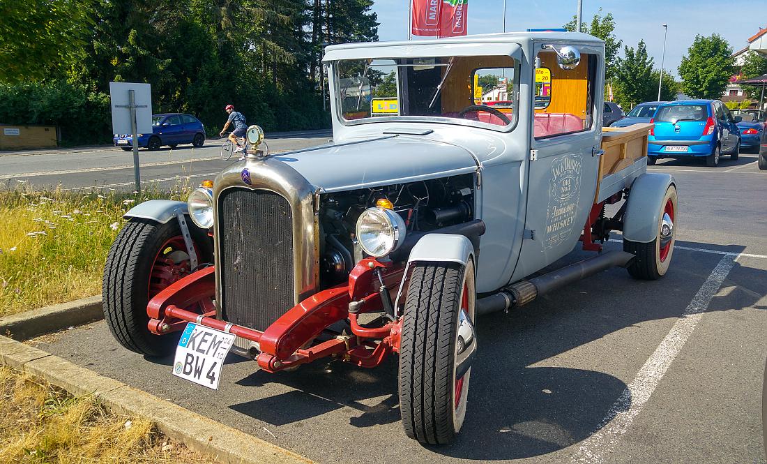 Foto: Martin Zehrer - HotRod auf Citroen-Basis...<br />
<br />
Eines Samstags parkte dieser Oldtimer auf dem Lidl-Parkplatz in Kemnath. Der Erbauer dieses V8-grollendem Leckerbissen erzählte, das die Ba 