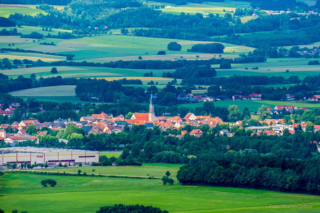Foto: Martin Zehrer - Kemnath Stadt vom Rauhen Kulm aus gesehen. Herrliche Landschaft, geniale Aussicht, wolkiges Wetter ;-) 